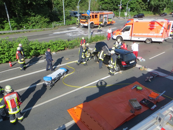 FW-E: Verkehrsunfall mit Beteiligung eines PKWs und eines Autotransporters, eine schwer verletzte Person