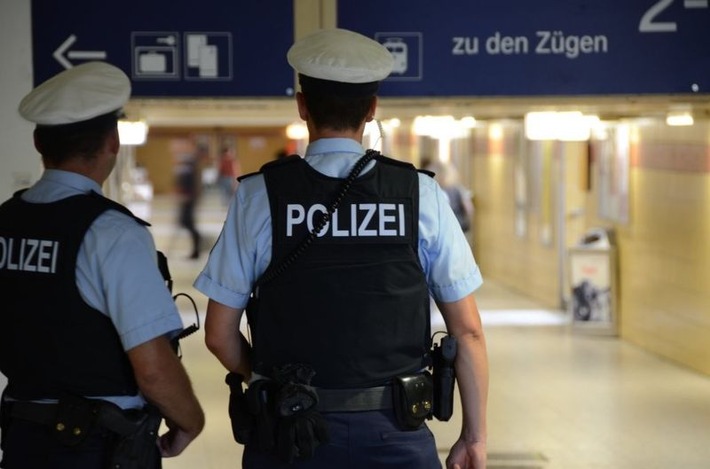 Bundespolizeidirektion München: Spärlich Bekleidete entblößt Brust im Ostbahnhof vor Reisenden - Verwirrte greift Bundespolizisten im Gewahrsam an