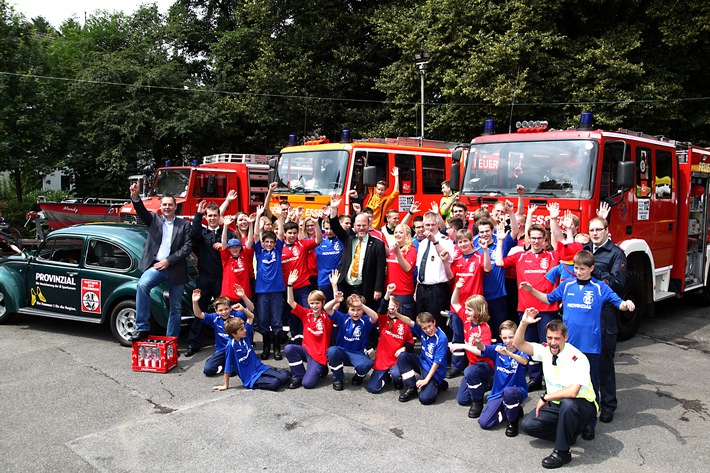 FW-E: Sportliche Unterstützung für Essener Jugendfeuerwehren, die Provinzial Rheinland Versicherung AGstellt neue Fußballtrikots bereit