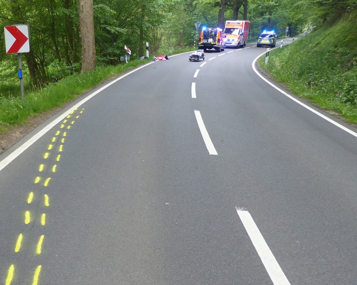 POL-GM: 040621-410: Motorradfahrer bei Alleinunfall schwer verletzt