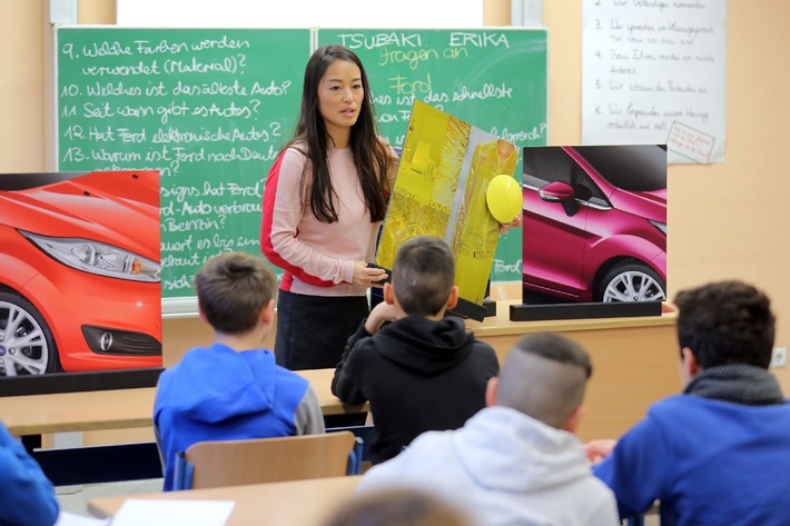 Frisch, sportlich und emotional: Ford-Designerin erklärt Schülern der Duisburger Heinrich-Heine-Gesamtschule die Wirkung von Farben