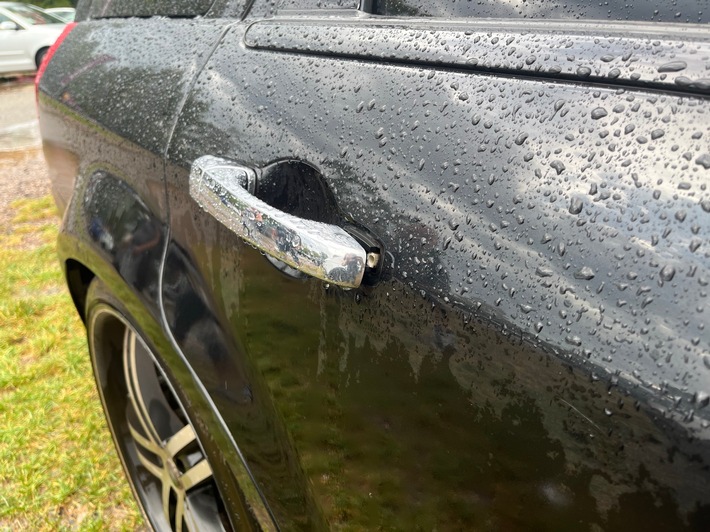 POL-PDNW: Pkw auf Parkplatz eines Freizeitparks aufgebrochen