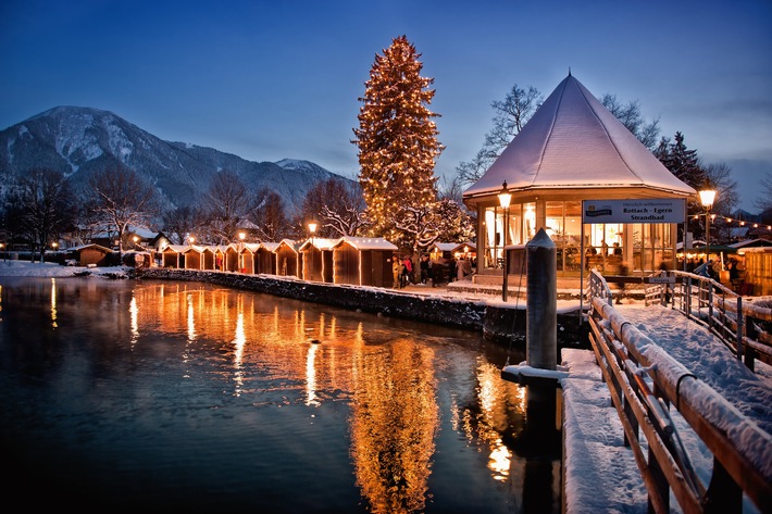 Adventszauber am Tegernsee 2018: Mit dem Schiff von Punsch zu Punsch / Alpenländisch, genussvoll, romantisch: So präsentiert sich die Vorweihnachtszeit am Tegernsee. Besucher können dabei mit dem Schiff von einem Markt zum nächsten fahren. Weiterer Text über ots und www.presseportal.de/nr/128141 / Die Verwendung dieses Bildes ist für redaktionelle Zwecke honorarfrei. Veröffentlichung bitte unter Quellenangabe: "obs/Stefan Schiefer/TTT GmbH"