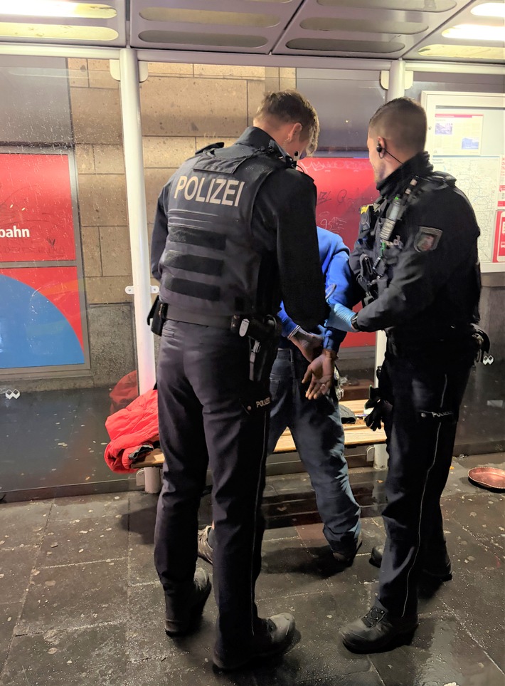 POL-D: Stadtgebiet Düsseldorf - Bilanz gemeinsamer Schwerpunkteinsatz mit dem Zoll - Kontrollen in mehreren Geschäften - 13 Strafverfahren durch die Polizei eingeleitet - Festnahme