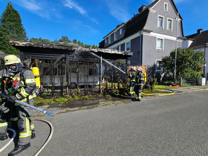 FW-AR: Brand einer Hecke greift auf Carport über