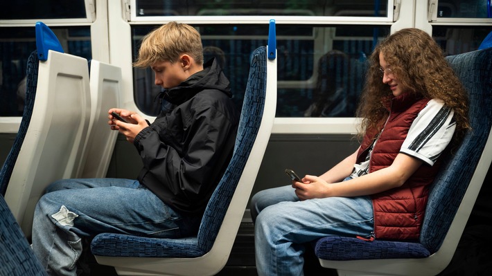 +++ Achtung Sperrfrist (Print, Radio und Online): 18.00 Uhr +++ARD-DeutschlandTREND: Deutliche Mehrheit unterstützt Mindestalter für Social-Media-Nutzung