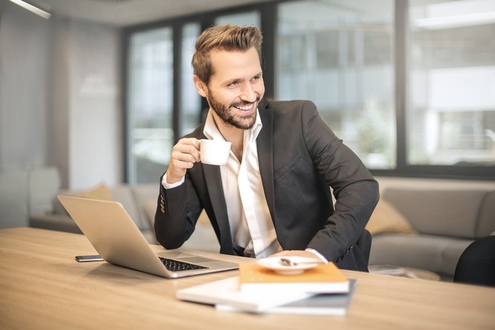 Der moderne Immobilienmakler mit www.venbona.com im Einsatz. Weiterer Text über ots und www.presseportal.ch/de/nr/100064842 / Die Verwendung dieses Bildes ist für redaktionelle Zwecke honorarfrei. Veröffentlichung bitte unter Quellenangabe: "obs/Venbona AG"