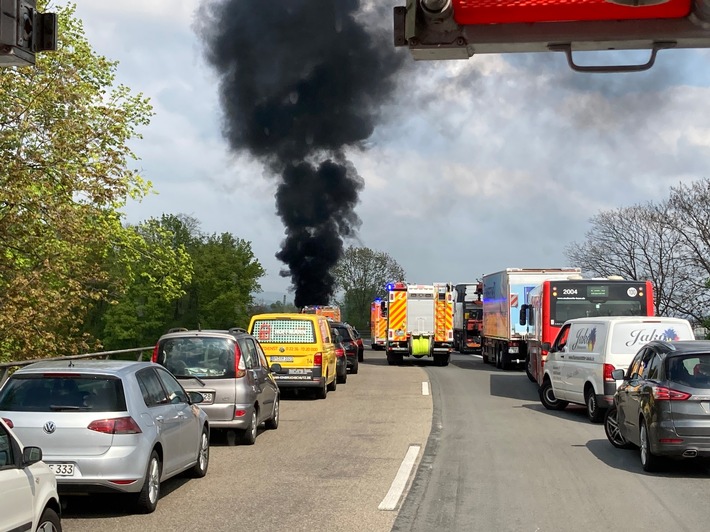 FW-BN: Brand eines Motorbootes auf der Autobahn