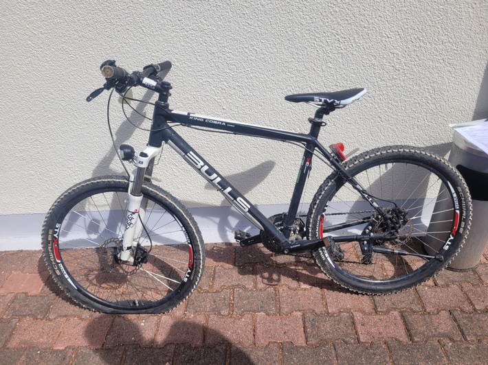 Mittelhessen: WETTERAUKREIS: + Wem gehört das Mountainbike? + Einbruchsversuch scheitert an Tür + Einstieg durchs Fenster + Einbruch in Gartencenter + Trickdieb schnappt sich Geldbörse + In Kita eingedrungen +