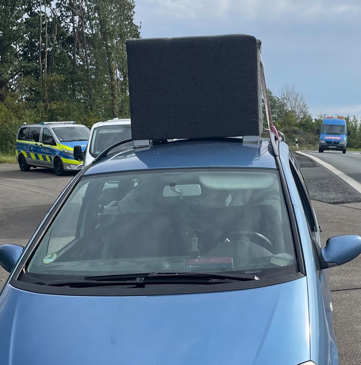 POL-DO: Ein Sofa auf dem Dach, Schwefelsäure auf der Ladefläche: Polizei Dortmund beendet (lebens-)gefährliche Manöver auf der Autobahn