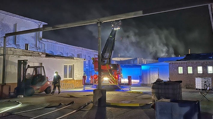 FW-NE: Feuer in einer Werkstatthalle an der Scharnhorststraße | Feuerwehr verhindert Brandausbreitung