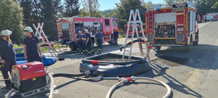 FW-OE: Übung der 1. Feuerwehrbereitschaft Reg- Bez. Arnsberg