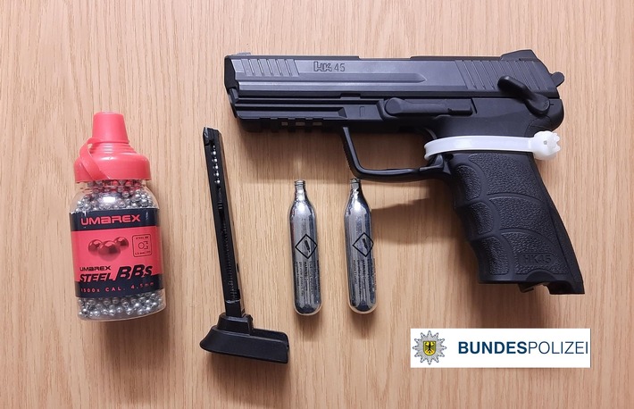BPOLI-WEIL: Hauptbahnhof Freiburg im Breisgau - Bundespolizei stellt Luftdruckpistole sicher