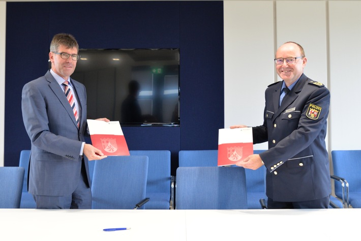 HDP-RP: Polizeihistorische Forschung gemeinsam stärken Universität Trier und Hochschule der Polizei Rheinland-Pfalz haben ein Kooperationsabkommen unterzeichnet.