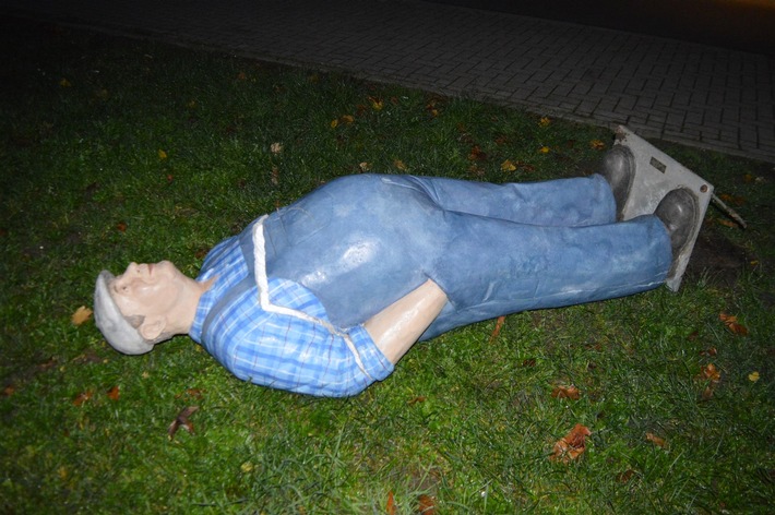 POL-WES: Rheinberg - Unbekannte Täter beschädigten eine Skulptur &quot;Alltagsmensch&quot;