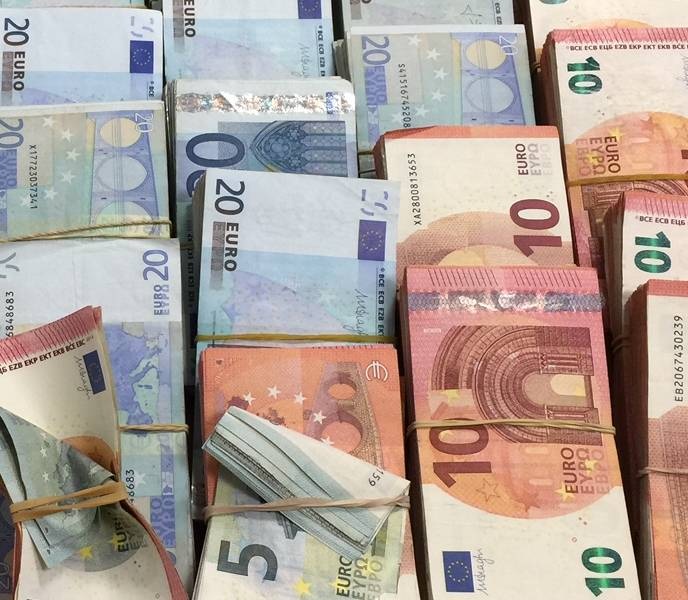 ZOLL-E: Fast 250.000 Euro gut  versteckt 
- Zöllner am Flughafen Weeze entdecken eine Viertelmillion Euro aus Portugal (?)