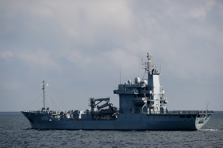 Tender "Elbe" auf dem Weg in die Ägäis