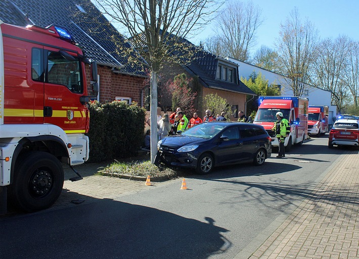 POL-DN: Kind bei Verkehrsunfall leicht verletzt