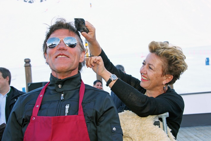 Frank Wörndl mit Glatze - Warum die Haarpracht des Ex-Skistars bei &quot;Wein am Berg&quot; in Sölden dem Rasierer zum Opfer fiel... - BILD