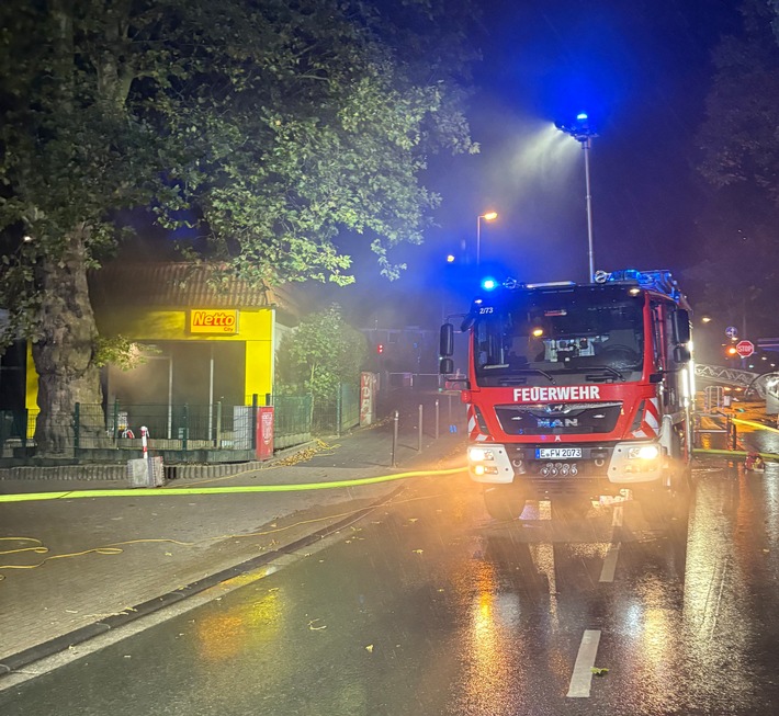 FW-E: Brand in einem Supermarkt - Feuerwehr verhindert Großbrand