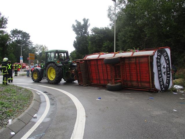 POL-PPWP: Unfall im Kreisel: Anhänger mit 27 Personen umgekippt "Straußjugend" von Nanzdietschweiler verunglückt