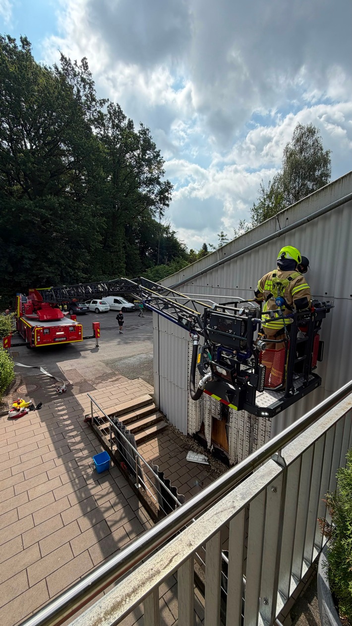 FW-DT: Gemeldeter Heckenbrand entpuppt sich als Schwelbrand hinter einer Fassade