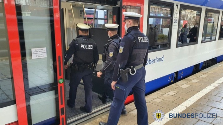 Bundespolizeidirektion München: Tätliche Auseinandersetzung in Regionalzug - Bundespolizei sucht nach unbekannten Tätern