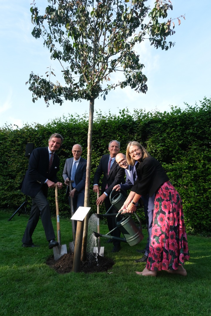 The Queen´s Green Canopy: Ein Zierapfelbaum an der Alster zu Ehren der Queen