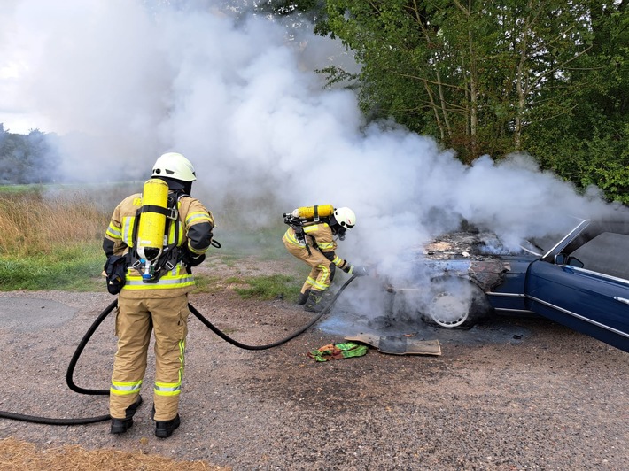 FW Lehrte: Feuerwehr Hämelerwald wird zu brennendem Mercedes-Benz Oldtimer gerufen und verhindert schlimmeres.