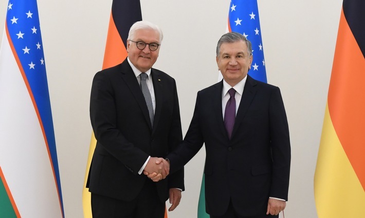 Usbekistans Präsident Shavkat Mirziyoyev (r.) war erst vor wenigen Monaten zu Gast bei Bundespräsident Frank-Walter Steinmeier. Diesmal nimmt er in Berlin auf Einladung von Bundeskanzler Olaf Scholz am Zentralasiengipfel teil. / Weiterer Text über ots und www.presseportal.de/nr/165179 / Die Verwendung dieses Bildes für redaktionelle Zwecke ist unter Beachtung aller mitgeteilten Nutzungsbedingungen zulässig und dann auch honorarfrei. Veröffentlichung ausschließlich mit Bildrechte-Hinweis.