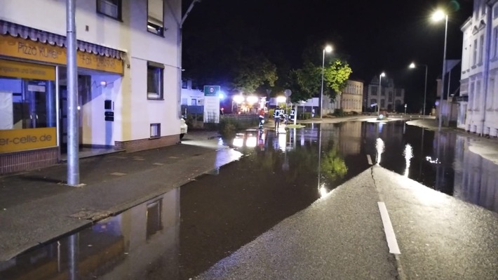 FW Celle: Starkregen, Brandgeruch, Wasserrohrbruch und eine Schlange fordern Celler Feuerwehr in der Nacht!