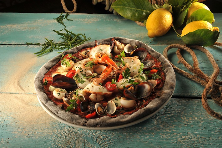 Molino präsentiert seine erste Saison-Pizza / Pizza CALIPSO DOC mit Sepia-Tinte: Molino lanciert eine originelle Saisonkreation, die Appetit auf Meer macht