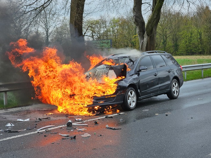 POL-STD: Auto prallt auf B73 in Burweg auf Trecker-Anhänger und brennt aus - keine Verletzten