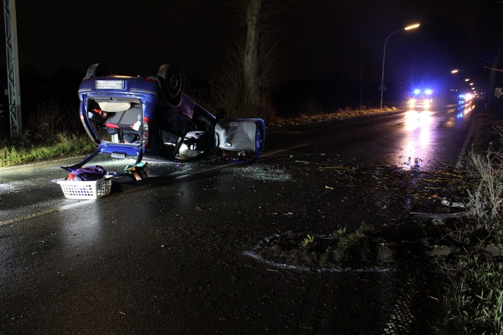 POL-BO: Fahrzeug überschlägt sich in Bochum - Wittenerin (48) schwer verletzt