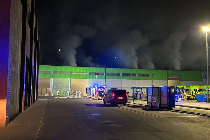 Feuerwehr Goch: Feuer bei Entsorgungsunternehmen: Brandursache unklar