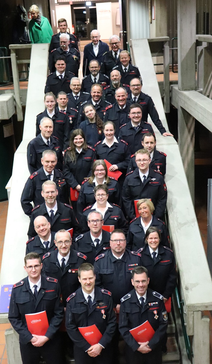 FW Alfter: Jahreshauptversammlung 2026 der Feuerwehr Alfter Ein Abend mit einer erfreulichen Anzahl an Beförderungen und Ehrungen
