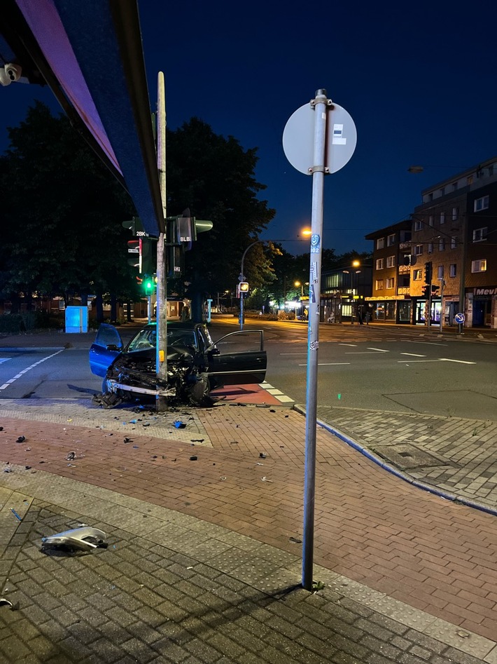 POL-DU: Marxloh: Fahrzeugrennen - Auto kollidiert mit Ampelmast