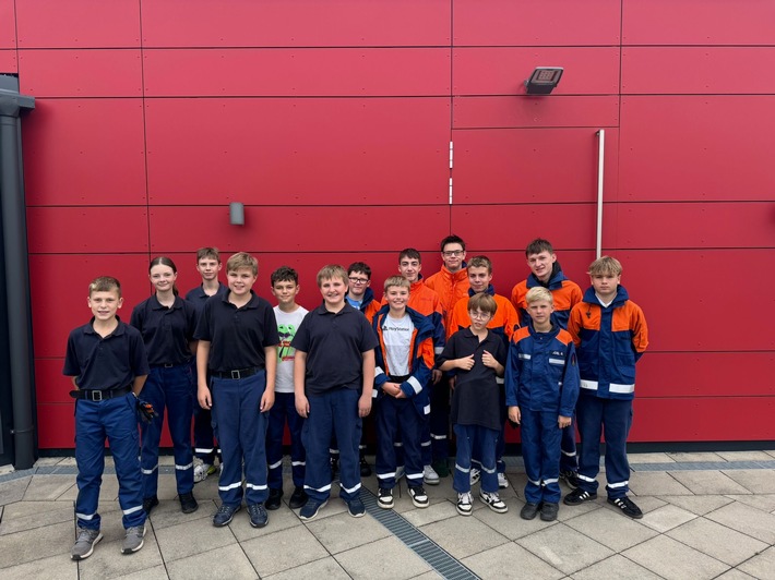 FW Alpen: Jugendfeuerwehr Xanten und Alpen erkunden den Wald