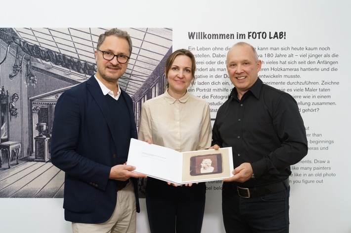 Anfassen, anschauen, durchblättern: Pixum reproduziert für das Museum Ludwig eines der ältesten Fotobücher der Welt neu als Kinderbuch/ v.l.: Dr. Yilmaz Dziewior (Direktor des Museum Ludwig), Dr. Miriam Szwast (Kuratorin der Sammlung Fotografie am Museum Ludwig) und Daniel Attallah (Gründer und CEO von Pixum). Weiterer Text über ots und www.presseportal.de/nr/24663 / Die Verwendung dieses Bildes ist für redaktionelle Zwecke honorarfrei. Veröffentlichung bitte unter Quellenangabe: "obs/Pixum"