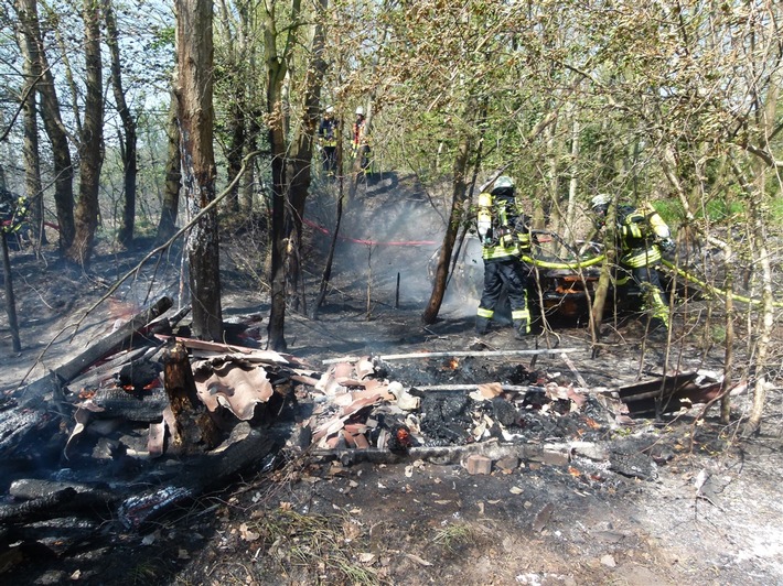 POL-MI: Holzschuppen brennt nieder - Wind facht Reste eines Osterfeuers an