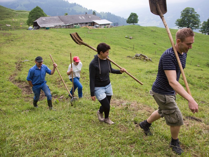 Caritas-Bergeinsatz sucht 800 Freiwillige für Sommermonate / 
Schweizer Bergbauern benötigen Hilfe von Freiwilligen