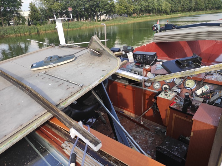 POL-ST: Rheine, Gütermotorschiff stößt gegen Brücke - Steuerhaus stark beschädigt