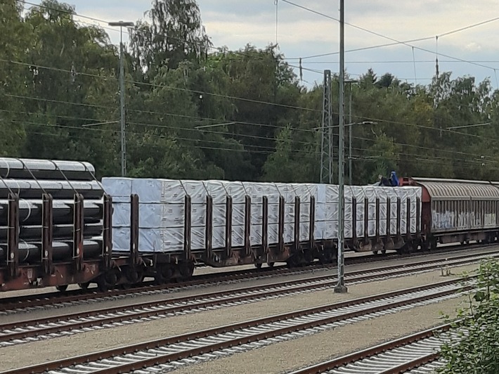 BPOL-BadBentheim: Jugendliche klettern auf Güterwaggon / Schnelle Bahnstromabschaltung verhindert Unfall