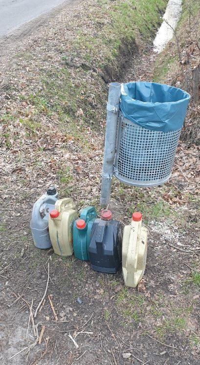 POL-SE: Tornesch - Ablagerungen von Kunststoff-Kanistern mit Altöl entlang des Asperhorner Weges - Polizei sucht Zeugen