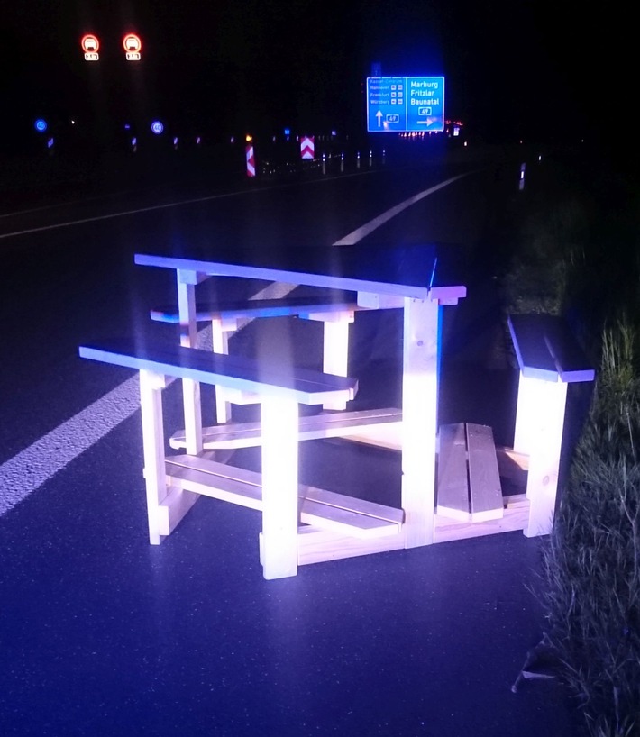 POL-KS: 3m³ große Tisch-Bank-Garnitur auf Autobahn:
Polizei sucht Verlierer