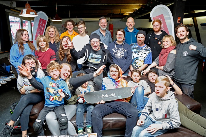 Gelebte Inklusion auf dem Skateboard: ReSound und Titus Dittmann unterstützen gemeinsam Skate-Camp für hörgeschädigte und hörende Jugendliche