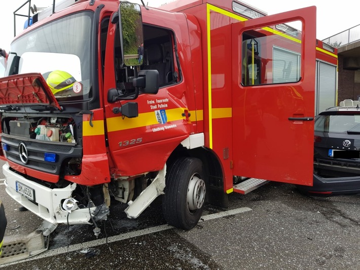 FW Pulheim: Verkehrsunfall mit Feuerwehrfahrzeug