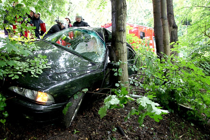 FW-E: Verkehrsunfall in Essen-Bredeney, Limousine kommt von der Fahrbahn ab und prallt vor einen Baum, Fahrerin eingeklemmt