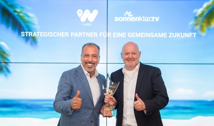 Gut gelaunt in eine intensivierte Partnerschaft: Cengiz Ehliz (Visionär und ?wee?-Founder) und Andreas Lambeck (Geschäftsführer sonnenklar.TV). Weiterer Text über ots und www.presseportal.de/nr/122695 / Die Verwendung dieses Bildes ist für redaktionelle Zwecke honorarfrei. Veröffentlichung bitte unter Quellenangabe: "obs/weeCONOMY AG"

