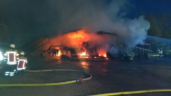 FW-RD: Reesdorf (Kreis Rendsburg-Eckernförde):Maschinenhalle brennt in voller Ausdehnung